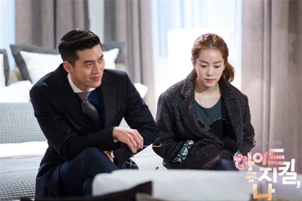 Bộ ảnh Hyun Bin - Han Ji Min bất ngờ hot trở lại sau 6 năm, biểu cảm của 