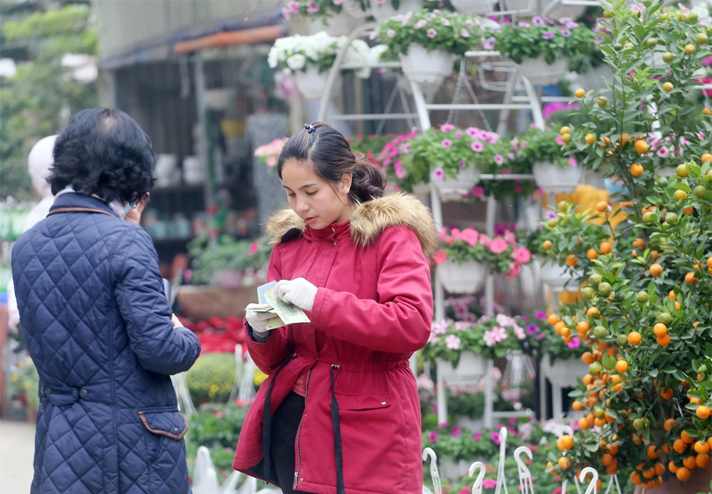 Hà Nội: Người dân nườm nượp mua sắm Tết sớm tại chợ hoa Vạn Phúc - Ảnh 7.