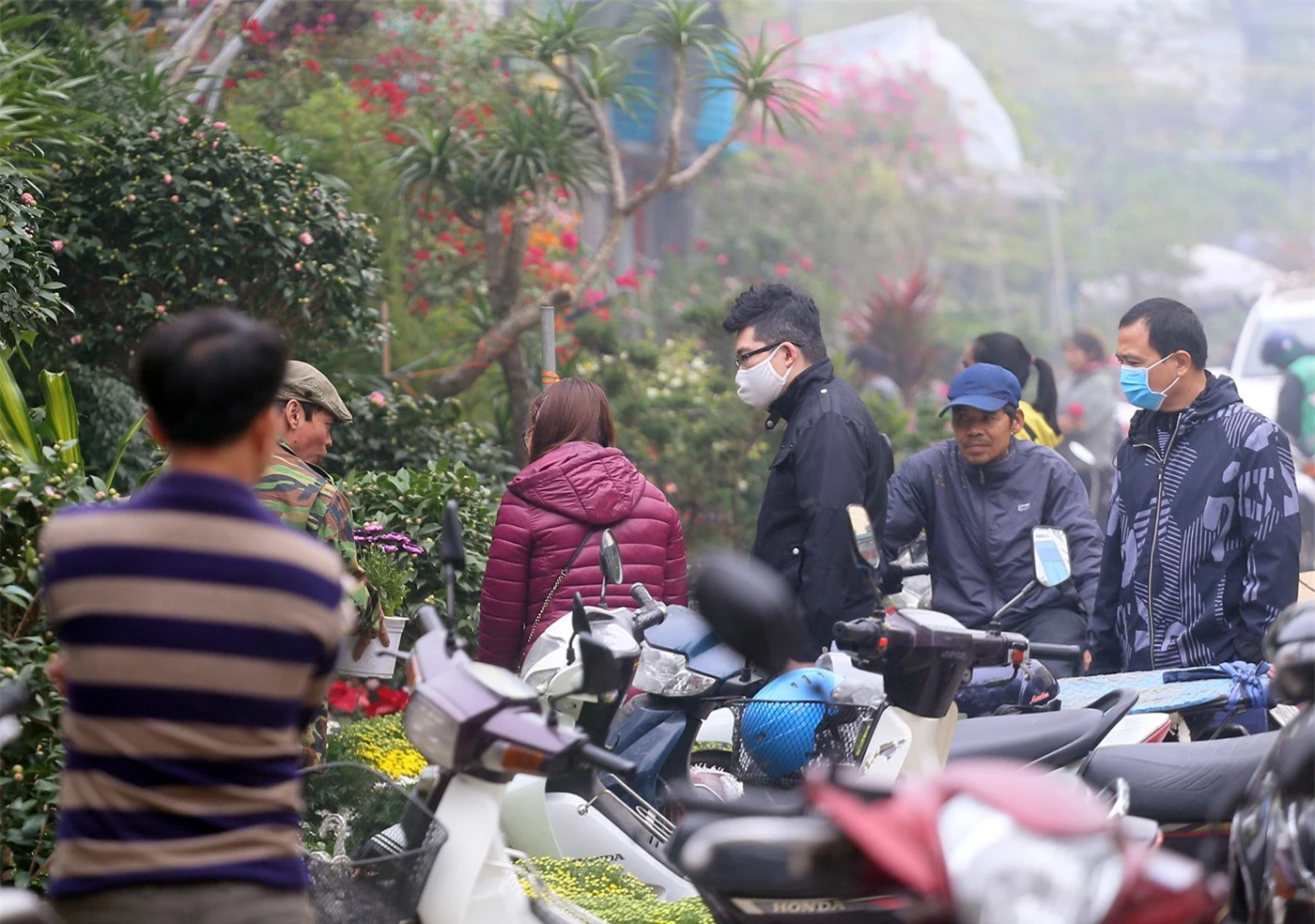 Hà Nội: Người dân nườm nượp mua sắm Tết sớm tại chợ hoa Vạn Phúc - Ảnh 8.