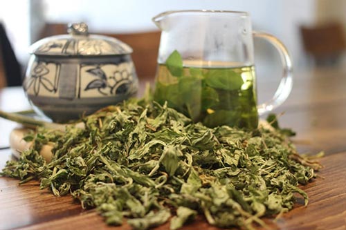 Uống trà xong đừng vội bỏ bã, giữ làm những việc hữu ích này