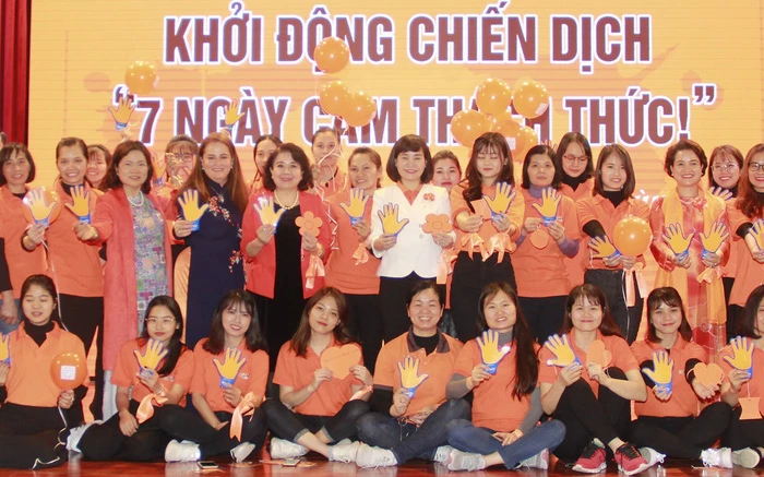 hát động Chiến dịch "7 Ngày Cam thách thức!", cùng tỏa sáng với màu Cam yêu thương và nói không với bạo lực đối với phụ nữ và trẻ em.