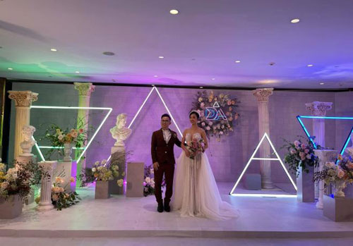 Đám cưới Á hậu Thúy An: Không gian tiệc cưới xa hoa lộng lẫy, menu siêu sang chảnh