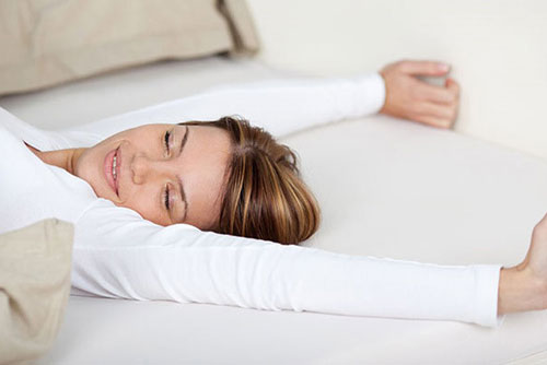 Vì sao bạn ngủ không nên dùng gối?