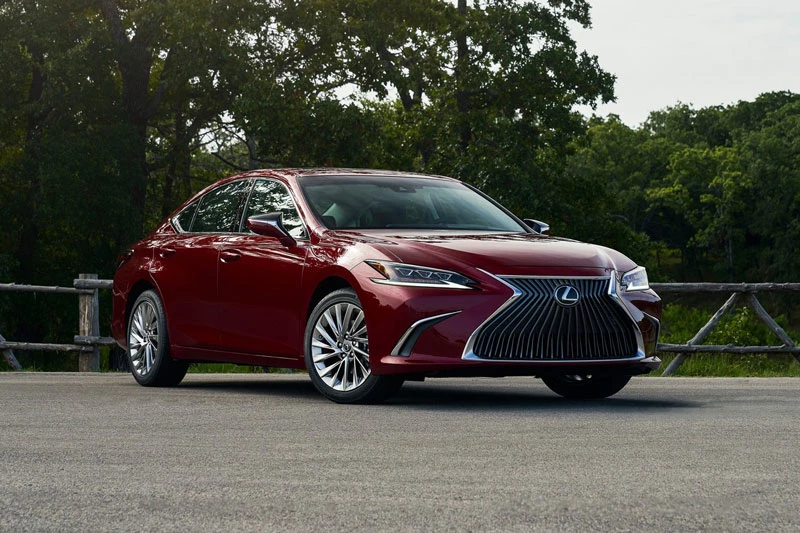 10. Lexus ES 2021 (giá khởi điểm: 41.025 USD).