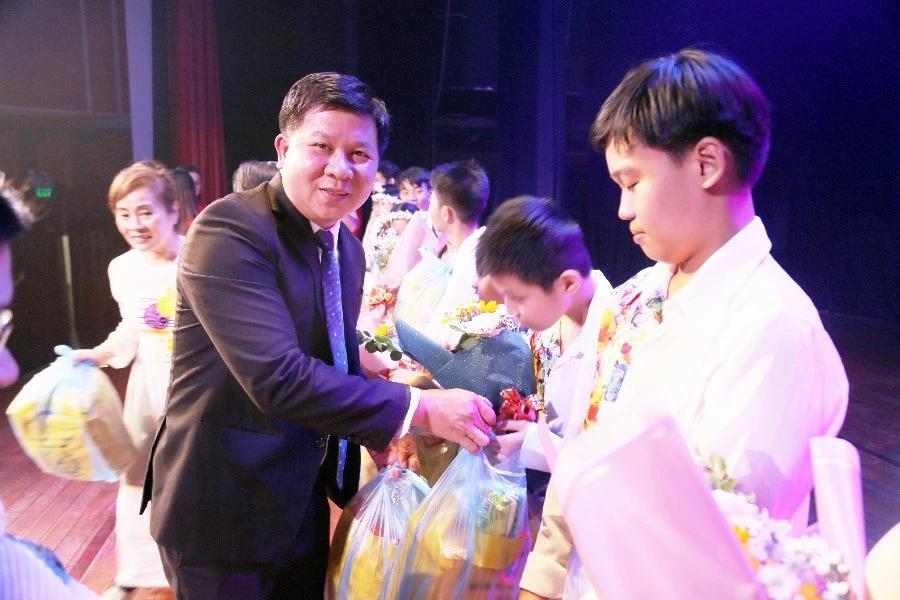 Ông Nguyễn Văn Ngà, Giám đốc kinh doanh Chi nhánh Cộng Hòa Kim Oanh Group trao tặng quà và động viên các em.