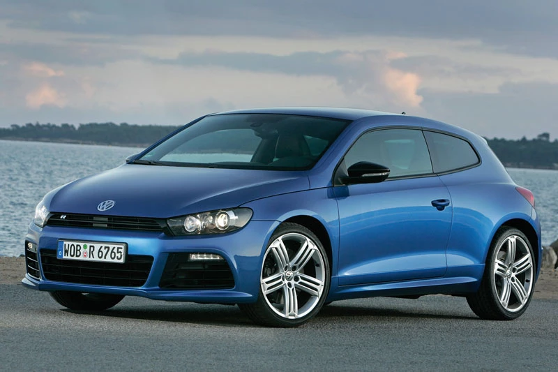 5. Volkswagen Scirocco R 2013 (thời gian tăng tốc từ 0-96 km/h: 5,1 giây).