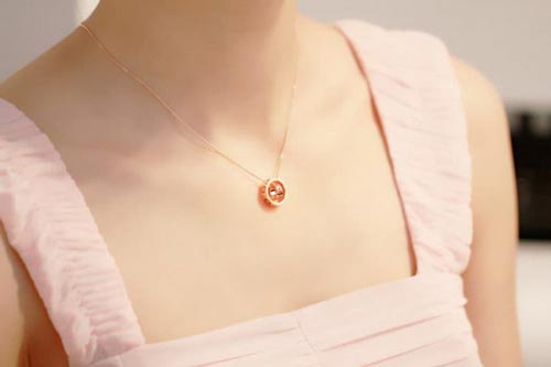 Cách giúp da không bị dị ứng khi đeo đồ trang sức