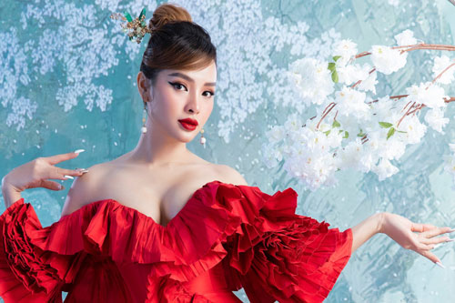 Phương Trinh Jolie khoe vai trần quyến rũ, tiết lộ vẫn chưa có người yêu