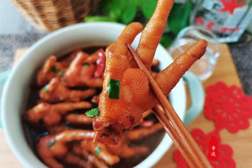 Làm chân gà hầm bia thơm mềm, ai ăn cũng mê tít