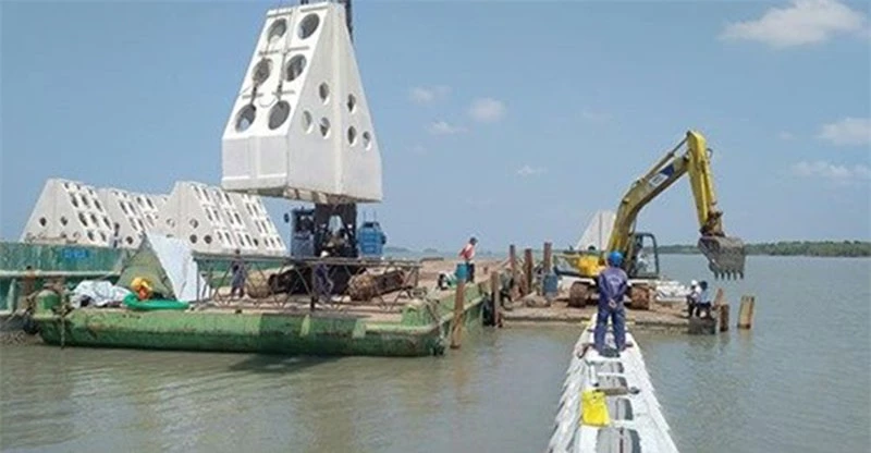 Kè cấu kiện bằng bê tông cốt phi kim phá sóng thuộc Dự án “Xây dựng Kè cấp bách bảo vệ đê biển Tây kết hợp xây dựng Khu tái định cư” tại khu vực biển Tây tỉnh Cà Mau