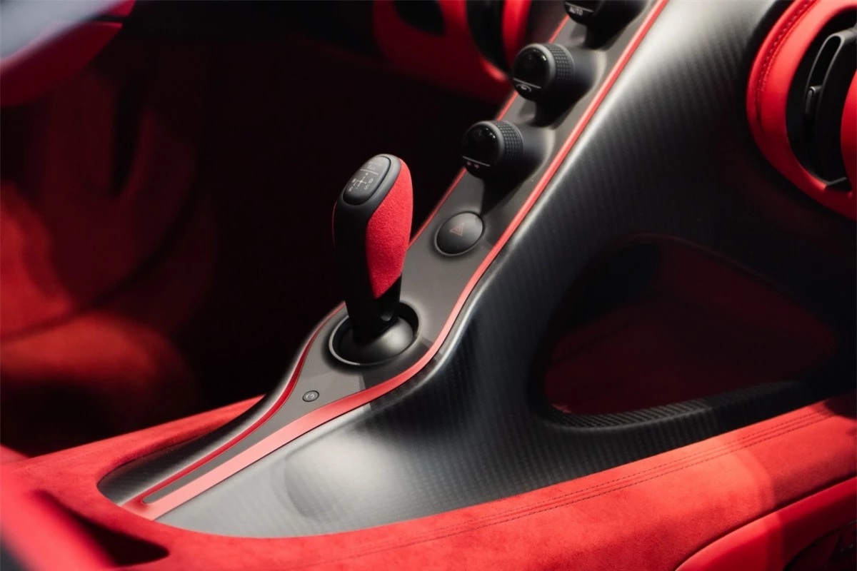 Khung gầm được cải tiến trong khi hệ thống treo sở hữu góc camber của bánh trước được chỉnh âm 2,5 độ nhằm mang đến khả năng vận hành tối ưu. Cùng với đó, Bugatti cũng đã phát triển thêm các khớp treo mới, giúp chúng phù hợp hơn với các chi tiết nâng cấp. 