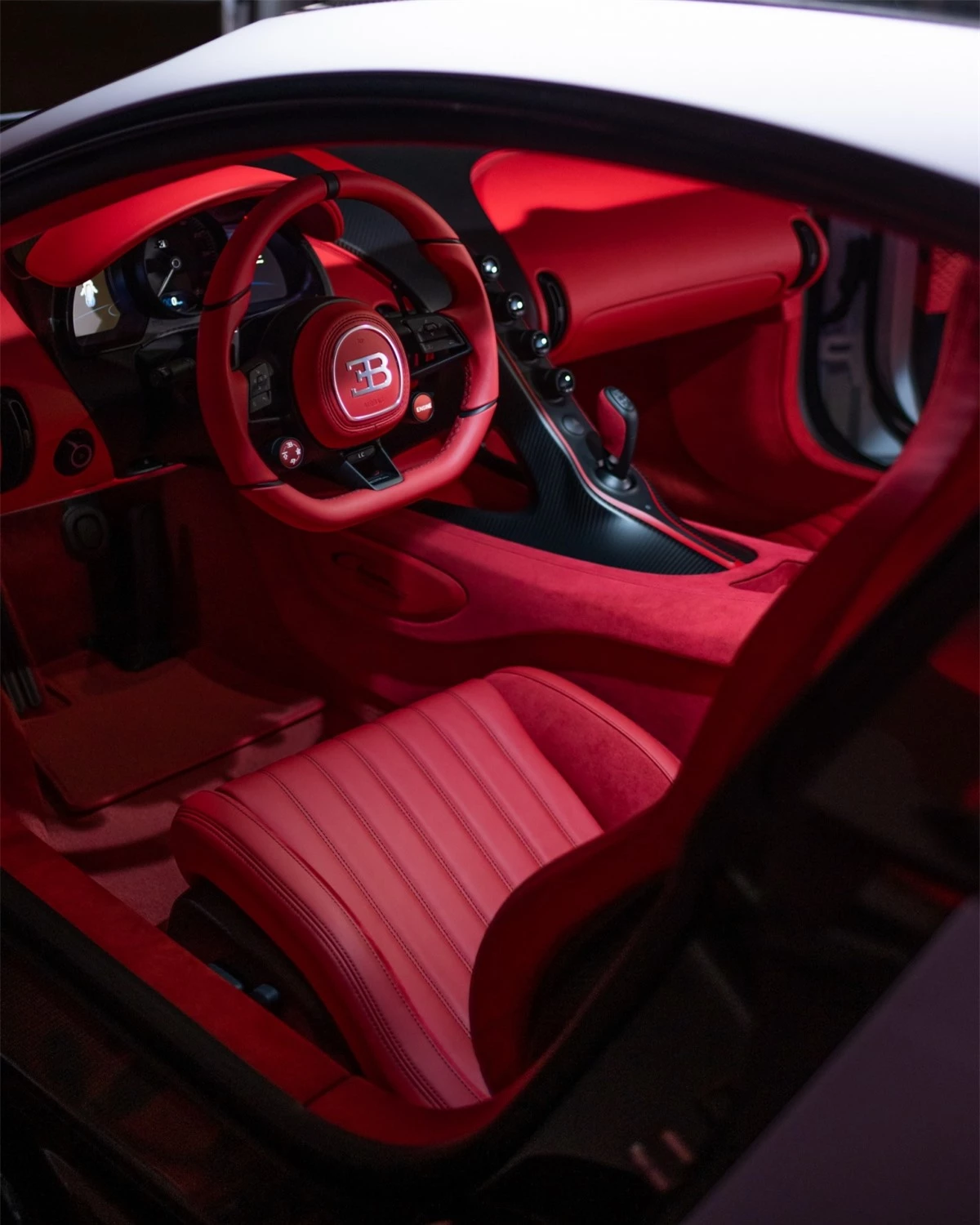  Hệ thống treo còn sở hữu bộ lò xo mới với độ cứng 166 N/mm ở bánh trước và 200 N/mm ở bánh xe sau, tạo sự cứng chắc cần thiết nhưng không làm mất đi tính thoải mái của những chiếc Bugatti. Những tinh chỉnh của hệ thống treo trong lúc vận hành có thể được máy tính của xe hoàn thành một cách tự động trong chưa đầy 6 mili giây.