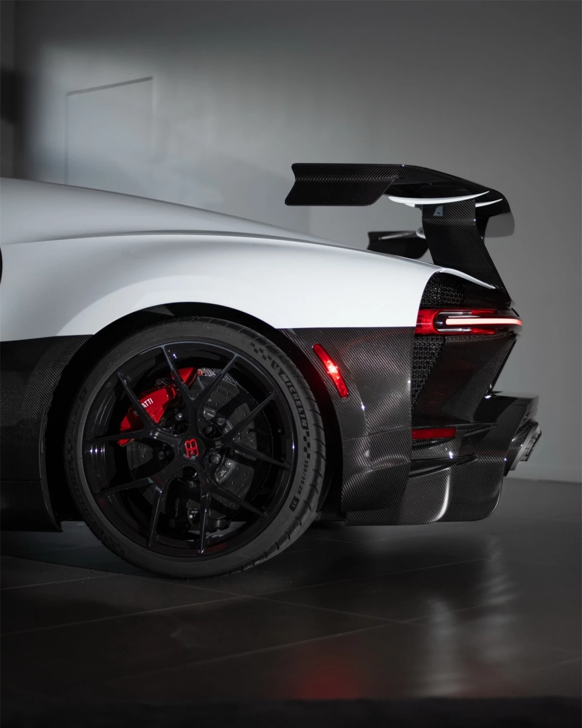 Chiron Pur Sport vẫn được trang bị động cơ W16 dung tích khủng 8.0 lít quen thuộc với công suất cực đại 1.500 mã lực và 1.600 Nm mô-men xoắn. Theo như Bugatti, xe sở hữu hộp số với các tỉ lệ rút ngắn, góp vần gia tăng khả năng tăng tốc của xe. 