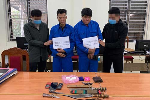 Sơn La: Thu giữ 4 con dao sắc lẹm cùng nhiều ma túy