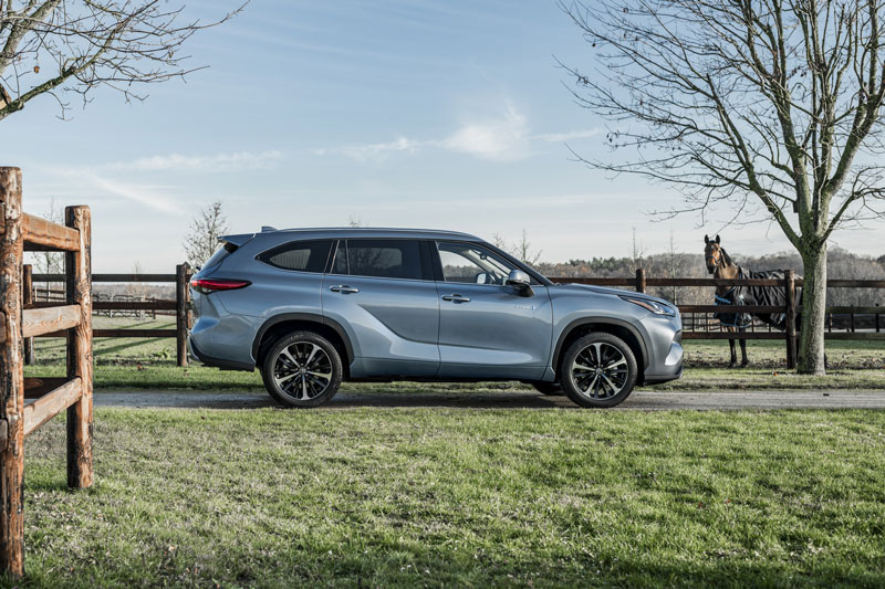 SUV 7 chỗ của Toyota ra mắt với giá 1,5 tỷ đồng