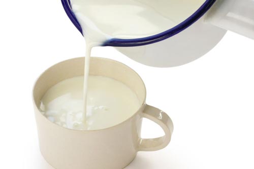 Có nên hâm nóng sữa bịch cho con uống khi trời lạnh?