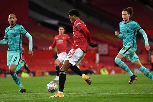 Điểm nhấn MU 3-2 Liverpool: Hàng thủ đội khách 'giúp' Quỷ đỏ ngược dòng