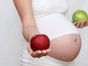 Bà bầu ăn một quả táo mỗi ngày, con sinh ra khỏe mạnh, thông minh bất ngờ