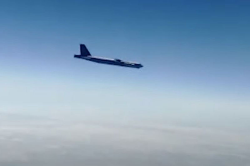 Bốn chiếc Su-30SM của Nga đánh chặn B-52 của Mỹ ở ngoài khơi Crimea