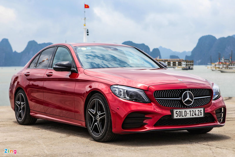 So sánh Mercedes-Benz C 300 AMG với Lexus IS 300 Standard