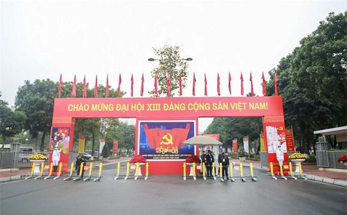 Cận cảnh công tác bảo đảm an ninh thắt chặt trong ngày đầu tiên diễn ra Đại hội XIII - Ảnh 1.