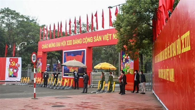 Cận cảnh công tác bảo đảm an ninh thắt chặt trong ngày đầu tiên diễn ra Đại hội XIII - Ảnh 2.