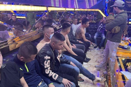 Nghệ An: Sau khi dự đám cưới, 30 thanh niên thuê quán karaoke mở "tiệc ma túy"