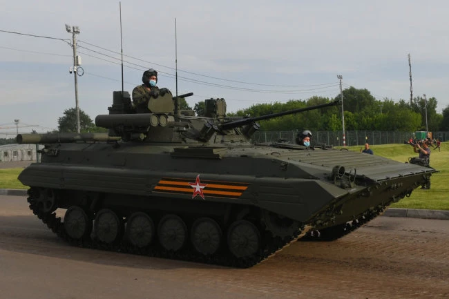 Xe chiến đấu bộ binh BMP-2M nâng cấp của Nga. Ảnh: RG.