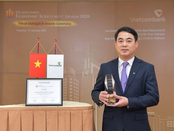 Chủ tịch HĐQT Vietcombank Nghiêm Xuân Thành nhận danh hiệu "Lãnh đạo xuất sắc trong việc ứng phó với đại dịch COVID-19 tại Việt Nam” do The Asian Banker trao tặng.