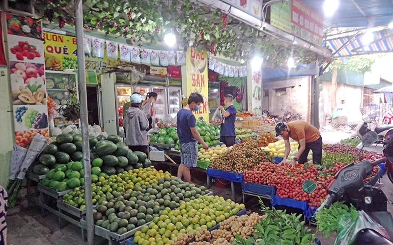 Chợ truyền thống và cửa hàng tạp hoá đứng trước áp lực buộc phải thay đổi hình thức kinh doanh. Những tiểu thương và chủ cửa hàng đang phải nâng cao chất lượng dịch vụ, số hoá mô hình kinh doanh, nhất là trong giai đoạn dịch bệnh hoành hành khiến nhu cầu mua sắm online tăng cao.