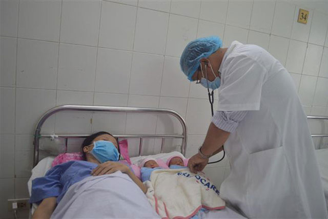 Cứu sống sản phụ mang thai đôi bị biến chứng dây rốn bám màng hiếm gặp