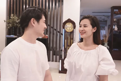 Giữa loạt scandal tình ái của showbiz, vợ chồng Đông Nhi hạnh phúc khoe biệt thự 20 tỷ