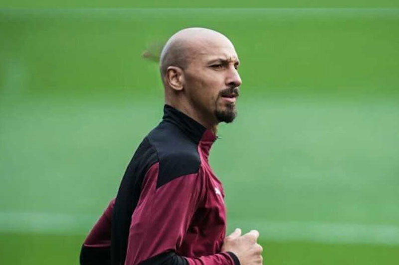 Ibra gây sốt trên MXH với quả đầu trọc lốc