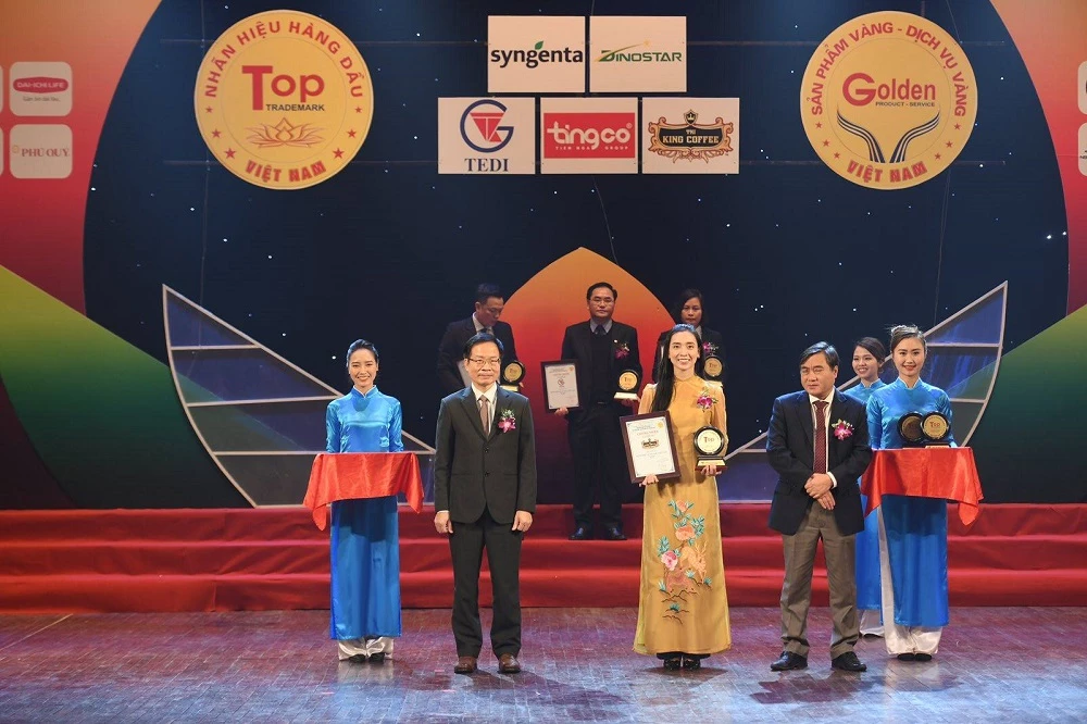 Đại diện TNI KING COFFEE nhận giải Top 20 Nhãn hiệu hàng đầu Việt Nam.