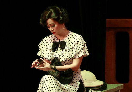 NSƯT Tuyết Thu hóa người vợ bội bạc, ham tiền trong "Bạch Hải Đường"