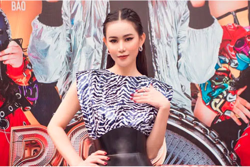 Cao Thùy Trang đẹp nổi bật dù diện đầm bình dân