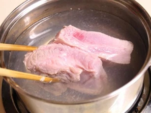 Tai hại 'chết người' khi chần thịt qua nước sôi