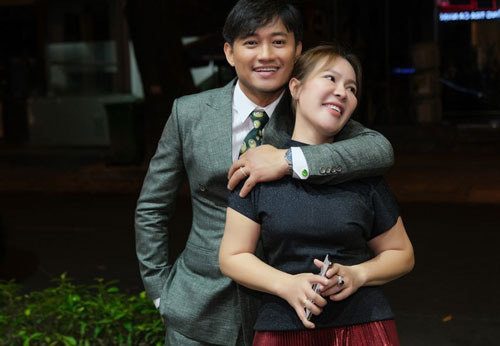 Bà xã Quý Bình: 'Tôi không ghen và thông cảm cho nghề nghiệp của chồng'