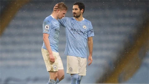 Guendogan (phải) đủ sức thay thế De Bruyne dẫn dắt hàng tiền vệ Man City