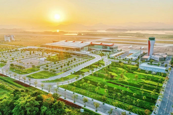 Đầu năm 2020, khi thế giới đối mặt với đại dịch toàn cầu Covid-19, sân bay tư nhân của Tập đoàn Sun Group, khi ấy mới chỉ hơn 1 tuổi, đã trở thành một trong 3 sân bay đầu tiên nhận nhiệm vụ quan trọng: đón các chuyến bay đưa đồng bào từ các nước có dịch về Việt Nam. 