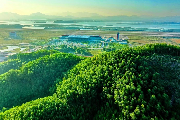 Hiếm có sân bay nào tại Việt Nam dành tới 2/3 diện tích cho các khoảng xanh sinh thái. Màu xanh bắt mắt của cây xanh, tiểu cảnh không chỉ mang tới không gian trong lành cho sân bay mà còn là nơi thư giãn cho hành khách trước mỗi chuyến bay dài.