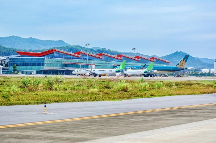 Nếu tại giải thưởng được mệnh danh là “Oscar của ngành du lịch” - World Travel Awards – WTA,  “ứng viên” đến từ Quảng Ninh, Việt Nam đã xuất sắc vượt qua nhiều đối thủ “nặng ký” trong lĩnh vực hàng không thế giới như Sân bay quốc tế Chubu (Nhật Bản), Sân bay quốc tế Gimpo (Hàn Quốc), Sân bay London City (Anh)… để được vinh danh “Sân bay khu vực hàng đầu thế giới 2020”; “Sân bay khu vực hàng đầu châu Á 2020” và “Sân bay có hệ thống phòng chờ thương gia hàng đầu châu Á 2020”.