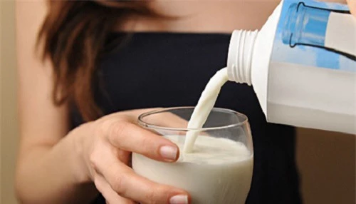 Uống sữa buổi sáng nếu có 1 trong 5 dấu hiệu này cần dừng ngay để phòng bệnh - Ảnh 1.