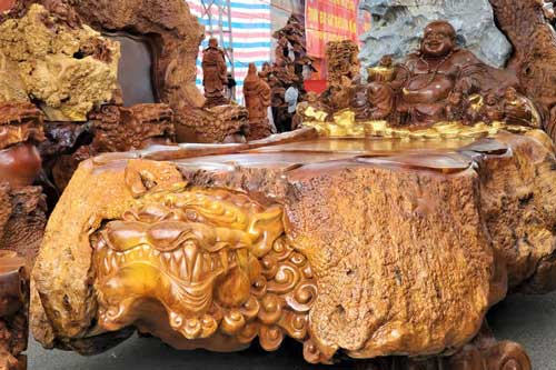 Ngắm bộ bàn ghế quý hiếm, dát vàng giá 3 tỷ đồng của đại gia Việt