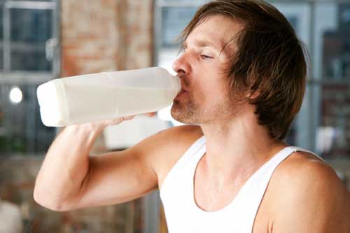Uống sữa buổi sáng nếu có 1 trong 5 dấu hiệu này cần dừng ngay lập tức kẻo rước bệnh vào người