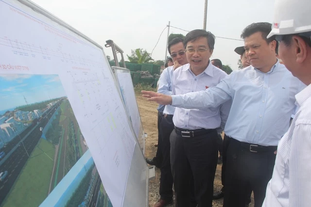 Đoàn công tác Ủy ban Kinh tế của Quốc hội kiểm tra thực địa hiện trường thi công dự án đường cao tốc Phan Thiết- Dầu Giây. (Ảnh: PA)