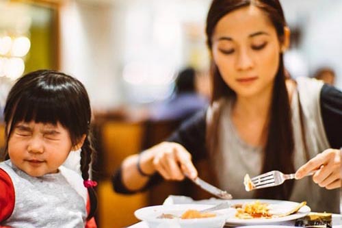 5 tác hại khi cha mẹ bao bọc con quá mức