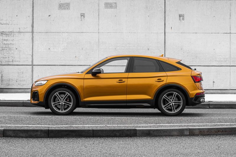 SUV lai coupe mạnh 336 mã lực, giá hơn 2 tỷ đồng