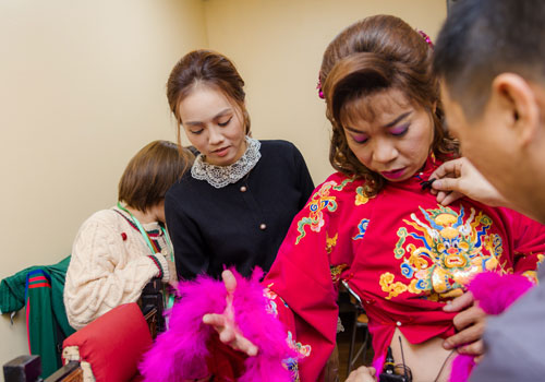 Vợ trẻ theo sát "cô Đẩu", hé lộ tạo hình chính thức của Công Lý trong Táo quân 2021