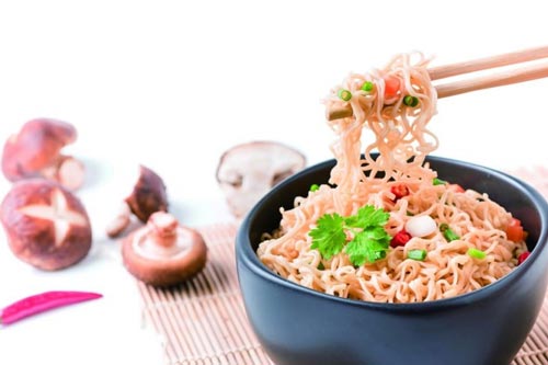 Ăn mỳ tôm có nóng không?